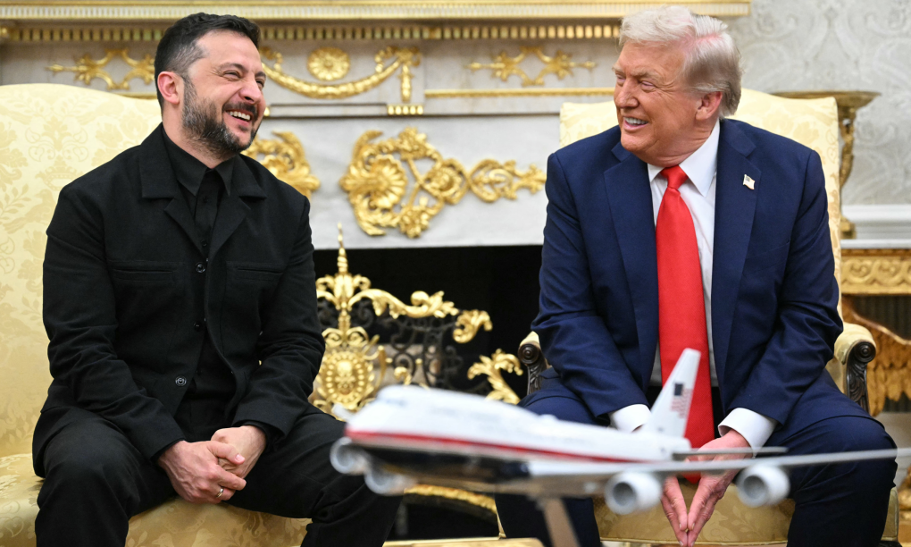 Thủ tướng Anh Keir Starmer (trái) trò chuyện với Tổng thống Ukraine Volodymyr Zelensky ở số 10 Phố Downing, London, hôm 14/8. Ảnh: AP