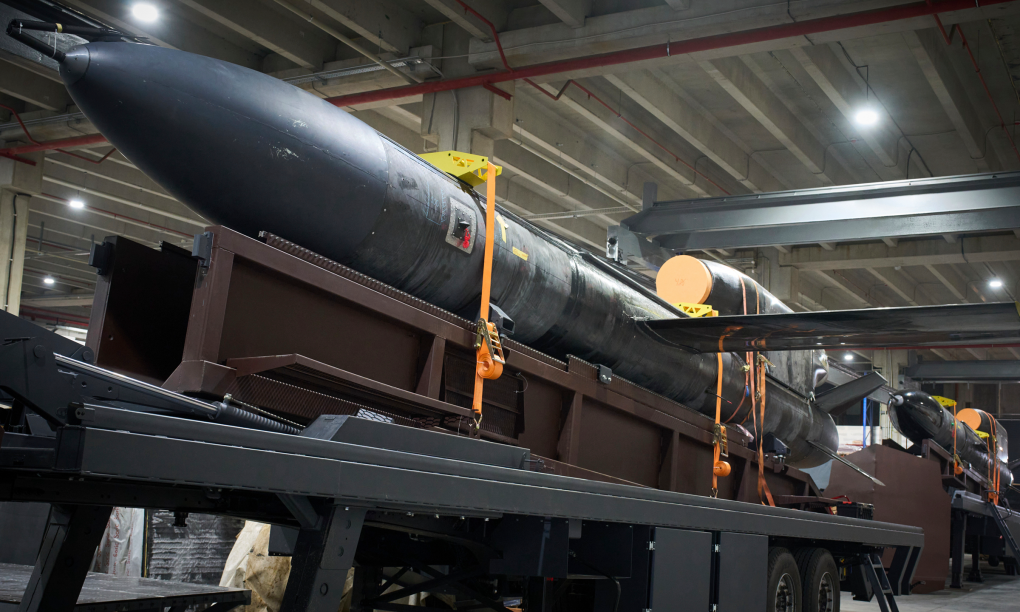 Tên lửa được cho là dòng Flamingo của Ukraine tại công xưởng của hãng Fire Point hôm 14/8. Ảnh: AP