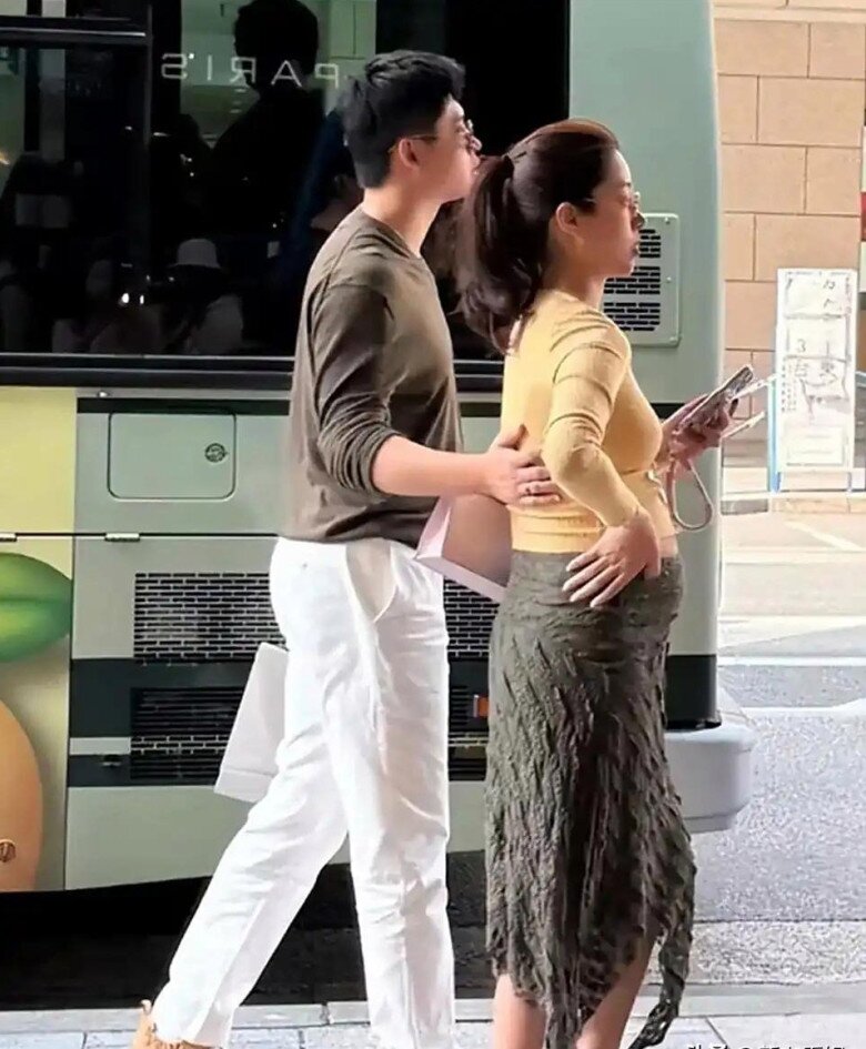 Hình ảnh nữ diễn viên mang bầu được chia sẻ trên truyền thông.