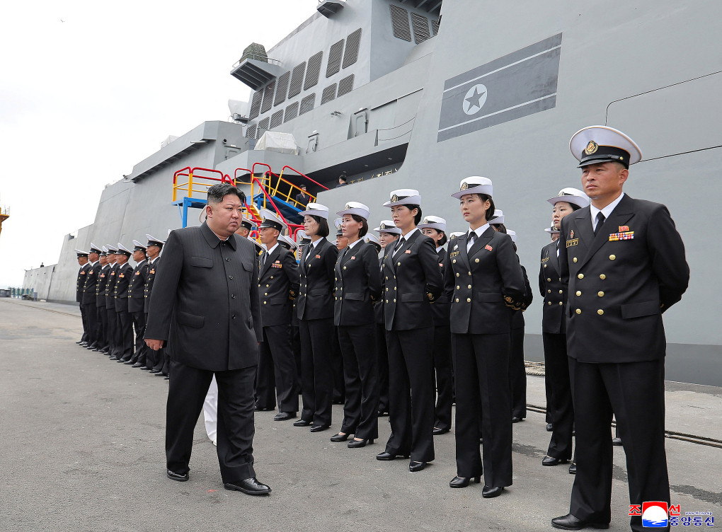 Lãnh đạo Triều Tiên Kim Jong-un (trước) thăm tàu khu trục lớp Choe Hyon ngày 18/8. Ảnh: KCNA