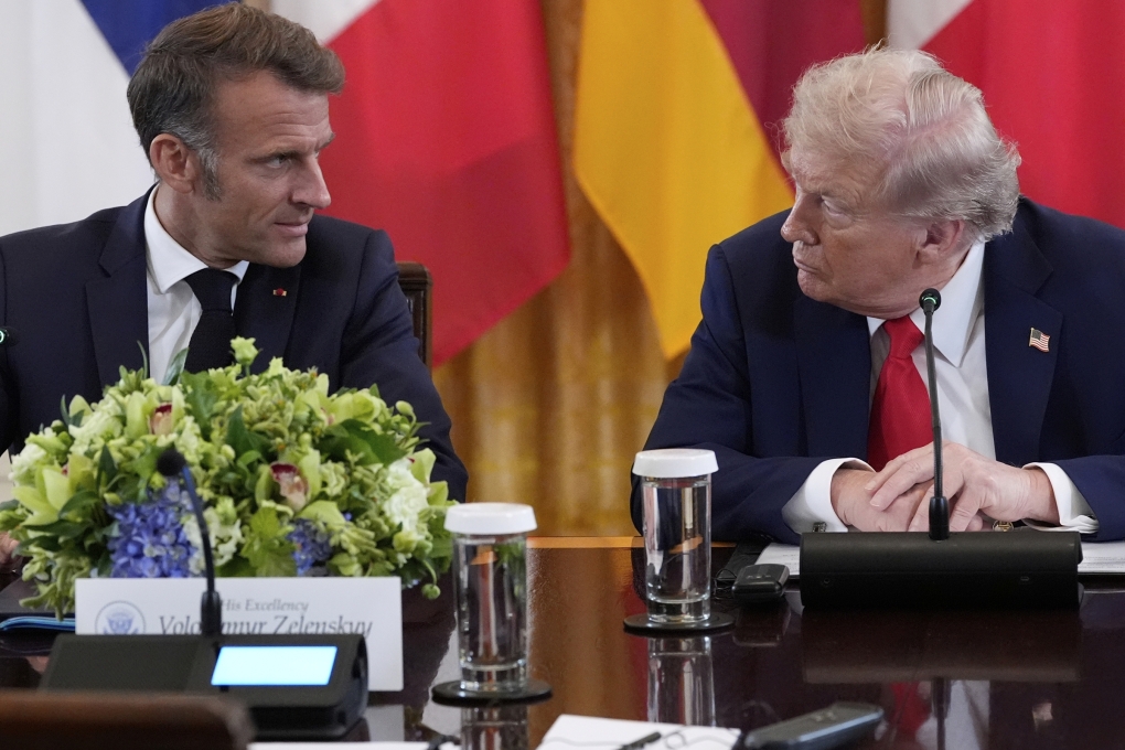 Ông Trump và ông Macron trò chuyện trong cuộc họp với các lãnh đạo châu Âu và Tổng thống Ukraine tại Nhà Trắng ngày 18/8. Ảnh: AP