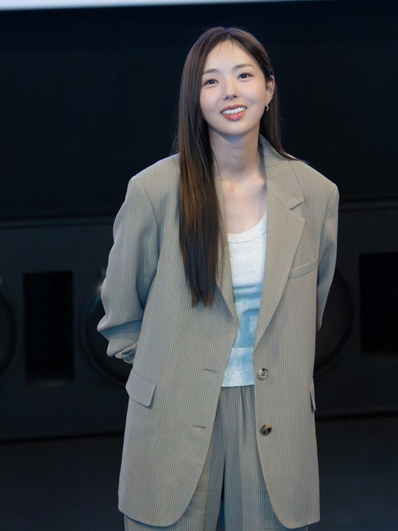 Massage mặt vài phút mỗi ngày là thói quen được Chae Soo Bin duy trì trong suốt nhiều năm qua để giảm tình trạng sưng phù, giúp da luôn hồng hào, săn chắc, làm chậm tốc độ lão hóa rất hiệu quả.