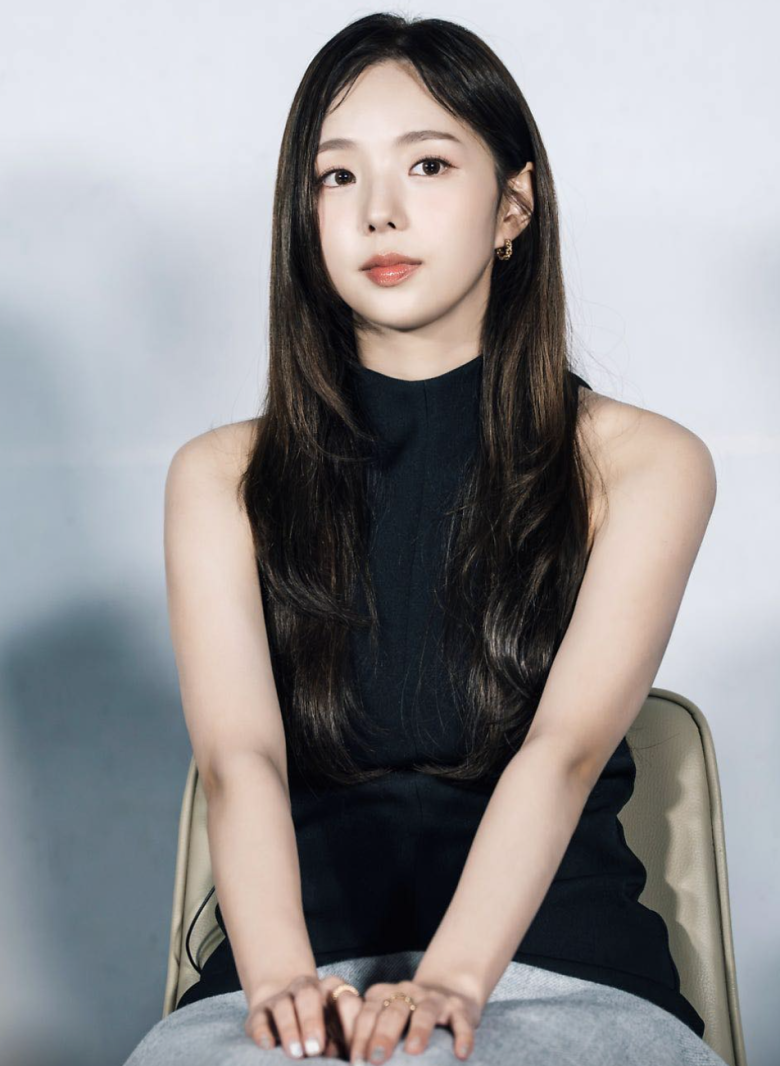 Ở tuổi 31, Chae Soo Bin không chỉ giữ được nhan sắc rạng ngời mà còn ngày càng mặn mà, thần thái cuốn hút, xứng đáng danh hiệu “mỹ nhân đẹp nhất Hàn Quốc 2025”.