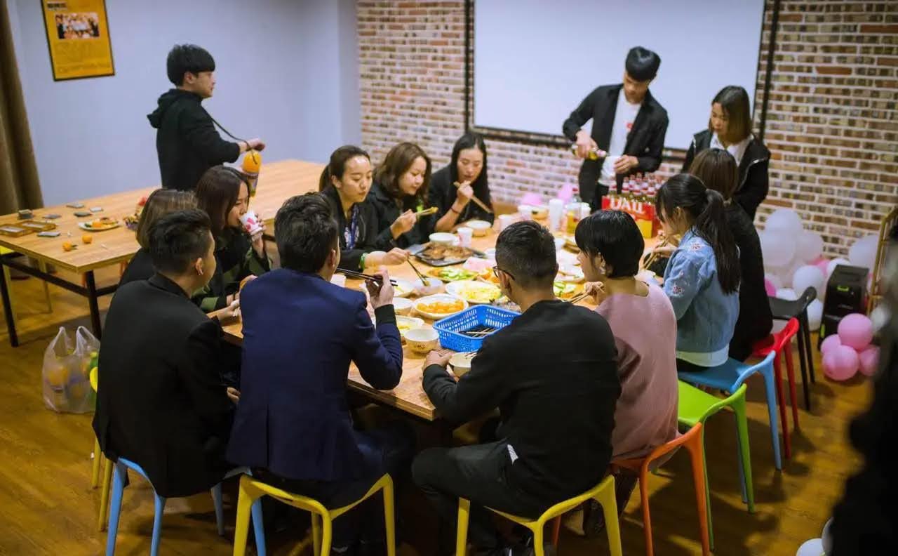 Đi họp lớp, tôi bỏ xe cũ ở nhà để lái chiếc BMW thuê bằng nửa tháng lương: Về đến nhà, nhận được tin nhắn cả đời không thể quên- Ảnh 1.