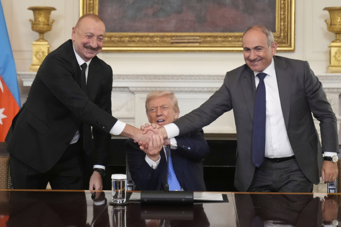Từ trái qua phải: Tổng thống Azerbaijan Ilham Aliyev, Tổng thống Mỹ Donald Trump và Thủ tướng Armenia Nikol Pashinyan tại Nhà Trắng ngày 8/8. Ảnh: AP