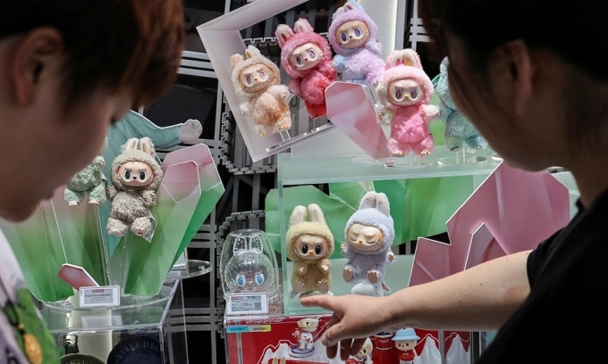 Búp bê Labubu bên ngoài một cửa hàng của Pop Mart tại Thượng Hải. Ảnh: Reuters
