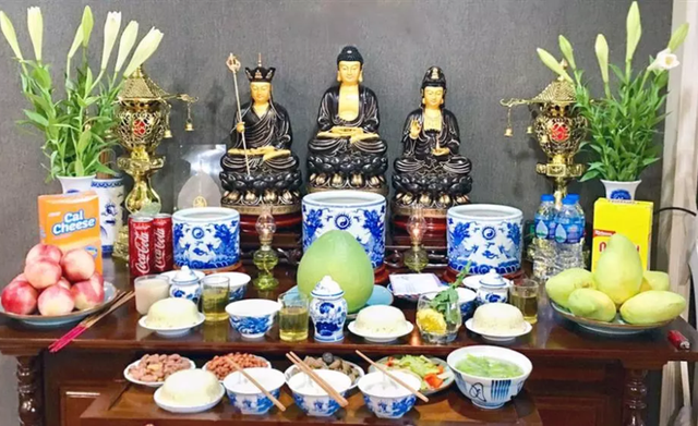 Bạn nên cúng vào buổi sáng và đặt mâm cúng Phật ở vị trí cao nhất trong nhà.