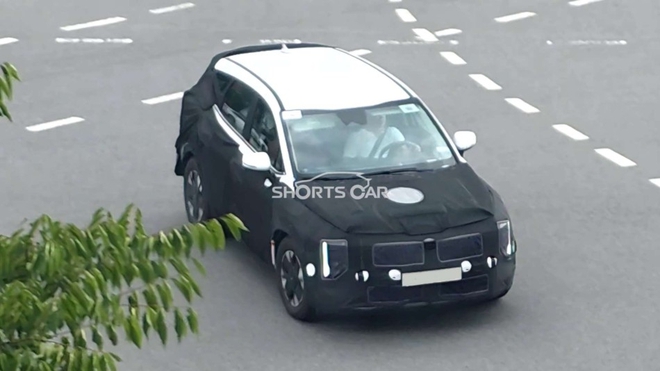 Mới nâng cấp chưa lâu, Kia Sportage đã được bắt gặp chạy thử: Có chi tiết gợi nhớ xe BMW, định học hỏi Santa Fe lột xác đến mức gây tranh cãi?- Ảnh 2. Mới nâng cấp chưa lâu, Kia Sportage đã được bắt gặp chạy thử: Có chi tiết gợi nhớ xe BMW, định học hỏi Santa Fe lột xác đến mức gây tranh cãi?- Ảnh 2.