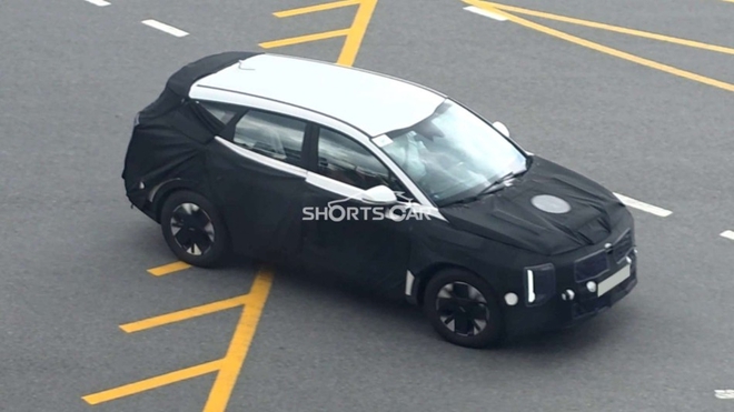 Mới nâng cấp chưa lâu, Kia Sportage đã được bắt gặp chạy thử: Có chi tiết gợi nhớ xe BMW, định học hỏi Santa Fe lột xác đến mức gây tranh cãi?- Ảnh 3. Mới nâng cấp chưa lâu, Kia Sportage đã được bắt gặp chạy thử: Có chi tiết gợi nhớ xe BMW, định học hỏi Santa Fe lột xác đến mức gây tranh cãi?- Ảnh 3.