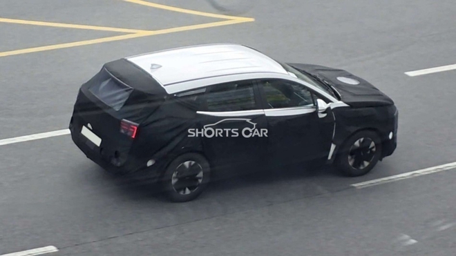 Mới nâng cấp chưa lâu, Kia Sportage đã được bắt gặp chạy thử: Có chi tiết gợi nhớ xe BMW, định học hỏi Santa Fe lột xác đến mức gây tranh cãi?- Ảnh 4. Mới nâng cấp chưa lâu, Kia Sportage đã được bắt gặp chạy thử: Có chi tiết gợi nhớ xe BMW, định học hỏi Santa Fe lột xác đến mức gây tranh cãi?- Ảnh 4.