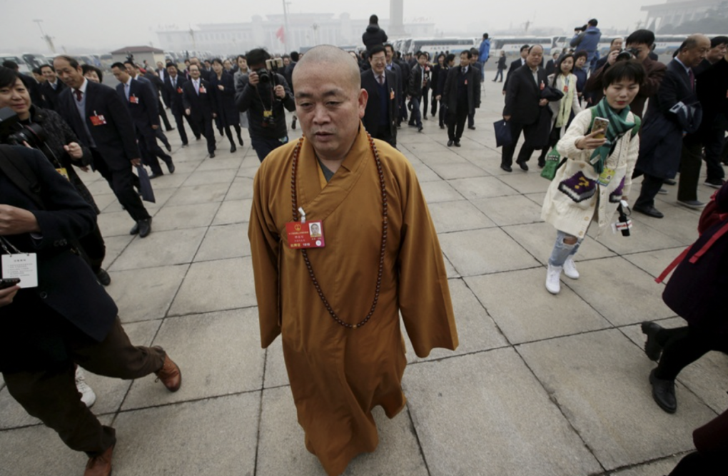 Trụ trì Shi Yongxin đi về phía Đại lễ đường tham dự phiên họp ở Bắc Kinh, Trung Quốc. Ảnh: Think China