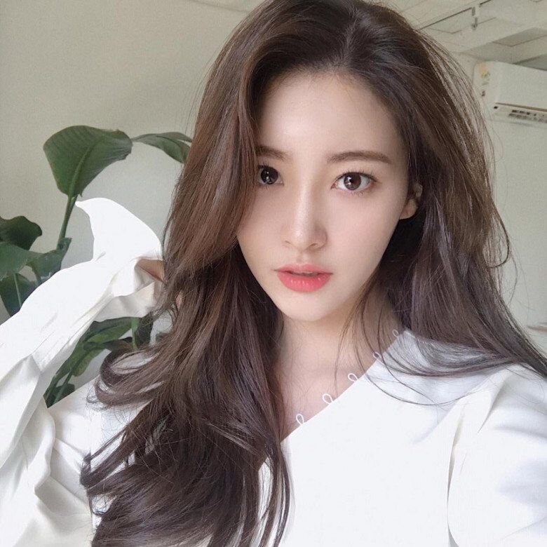 Chị em có mái tóc dày nên gội hai lần sẽ giúp loại bỏ hết dầu thừa, bụi bẩn.