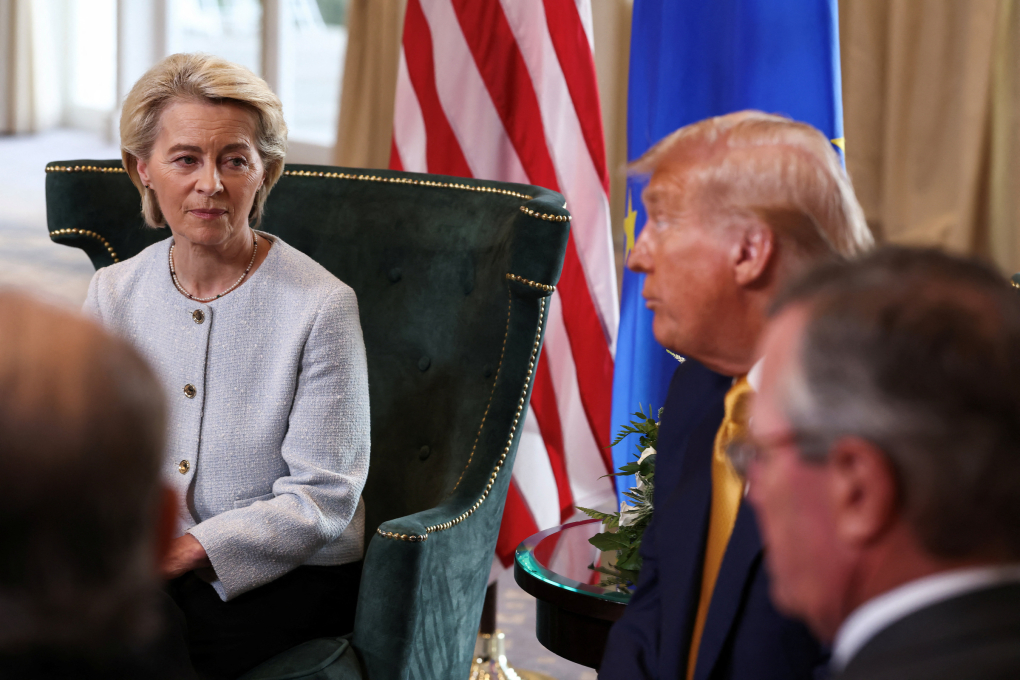 Chủ tịch Ủy ban Châu Âu Ursula von der Leyen ngồi cùng Tổng thống Mỹ Donald Trump sau khi công bố thỏa thuận khung thương mại tại Turnberry, Scotland, Anh, ngày 27/7. Ảnh: Reuters