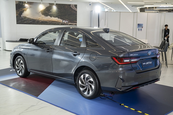 Toyota Vios hybrid ra mắt ĐNÁ: Chung động cơ Yaris Cross HEV, mạnh 110 mã lực, giá quy đổi từ 580 triệu- Ảnh 8.