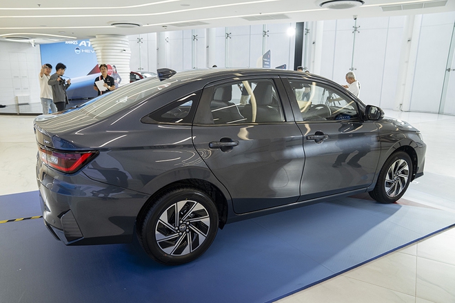 Toyota Vios hybrid ra mắt ĐNÁ: Chung động cơ Yaris Cross HEV, mạnh 110 mã lực, giá quy đổi từ 580 triệu- Ảnh 10.