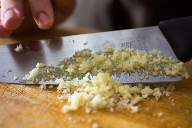 Củ tỏi tạo cảm giác yên tâm, ấm áp, tăng dương khí khi dùng trong gia đình. Ảnh internet