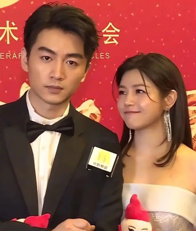 Trần Hiểu bày ra vẻ mặt vô cảm, lạnh lùng khi sánh vai với vợ cũ Trần Nghiên Hy.