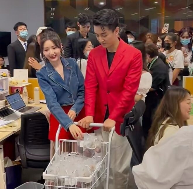 Công ty đại diện của Mao Hiểu Đồng đã đưa ra thông báo phủ nhận hoàn toàn tin đồn nữ diễn viên kết hôn với Trần Hiểu.