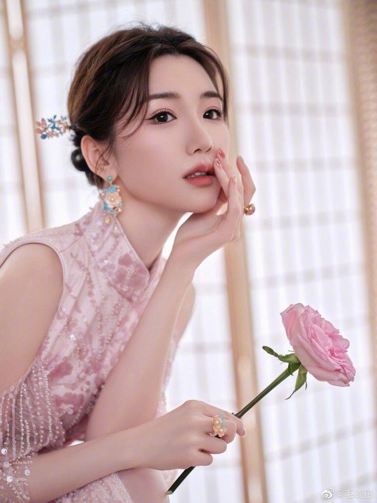 Tuy sự nghiệp diễn xuất ngày càng khởi sắc, song, Mao Hiểu Đồng từng phải chịu nhiều tổn thương trong chuyện tình cảm.