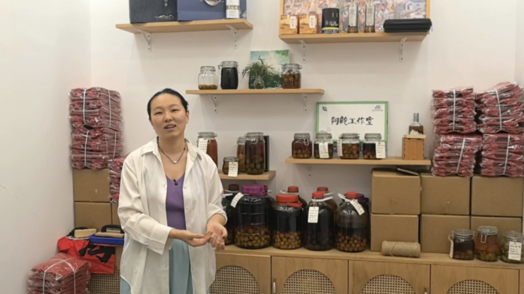 Bao Jingwen đang sản xuất rượu mận tại Dư Thôn như một công việc kinh doanh để tăng thu nhập tại nơi ở mới. Ảnh: Yush Chau/SPH Media