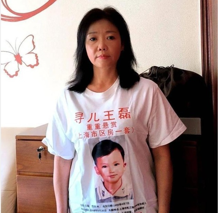 Người mẹ đăng ảnh tìm con lên áo. Ảnh: Sina