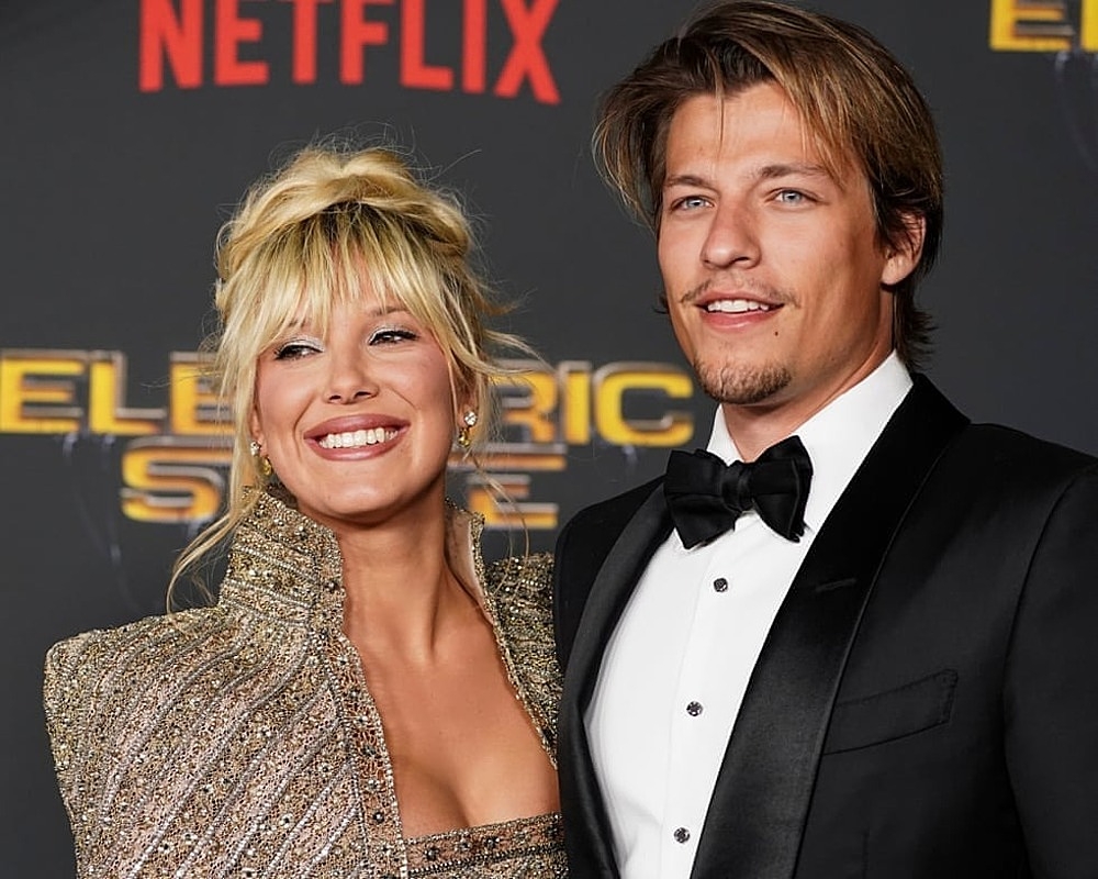 Vợ chồng Millie Bobby Brown tại buổi quảng bá The Electric State ở Los Angeles tháng 2. Ảnh: AP