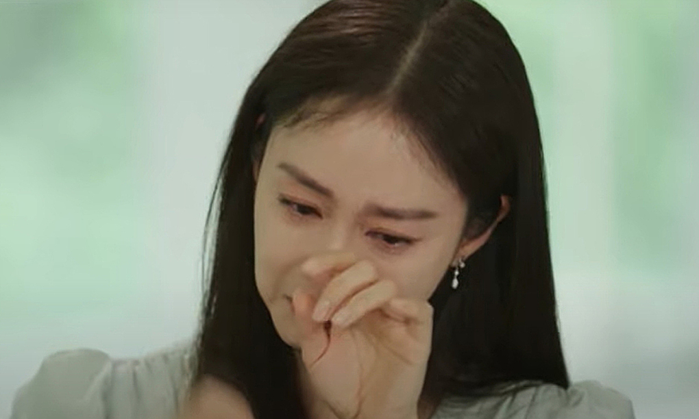 Tae Hee khóc khi nói về nỗi lòng người mẹ. Ảnh: tvN