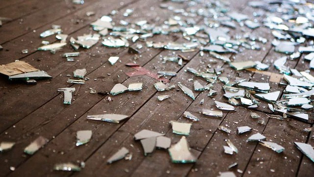 Khi gương vỡ bạn cần nhanh chóng thu dọn phần gương vỡ, các mảnh vụn to nhỏ. Không vứt phần gương vỡ đó vào thùng rác mà chôn xuống gốc cây hay là sân vườn.