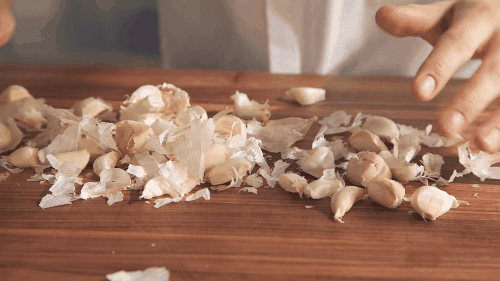 Vỏ tỏi không nên vứt đi, vì rất hữu ích trong tháng cô hồn. Ảnh internet