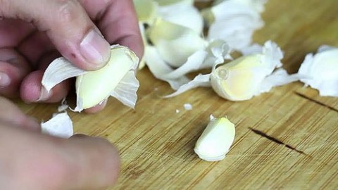 1 nắm vỏ tỏi bỏ vào giày để qua đêm, hơi ẩm trong giày được vỏ tỏi hút khô, mùi hôi được loại bỏ. Ảnh internet