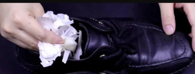 Cho vỏ tỏi vào giày sẽ khử được mùi hôi trong giày. Ảnh internet