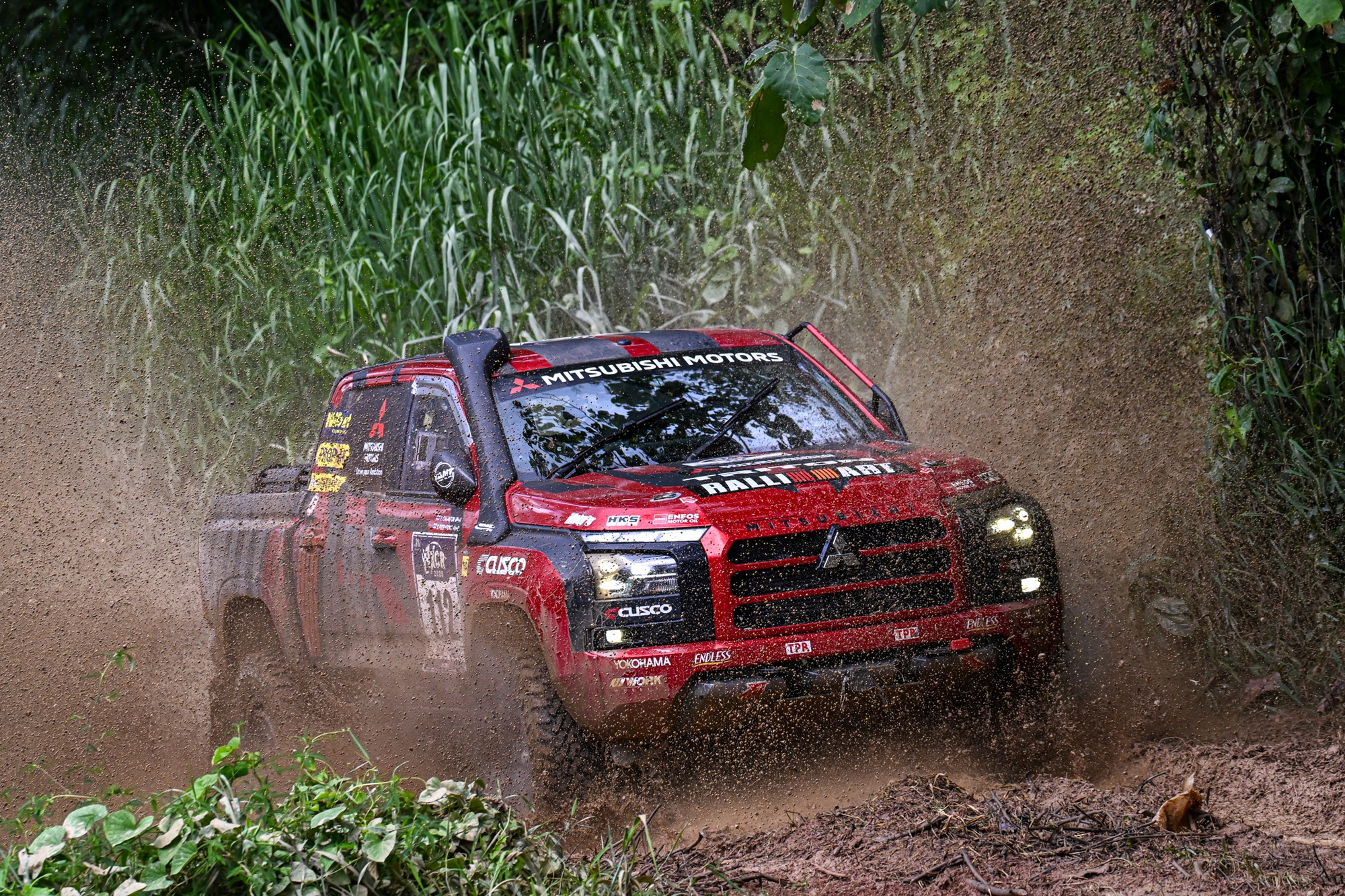 Mitsubishi Triton giành chiến thắng AXCR 2025 sau hơn 2.300km cán đá, vượt lầy, cây đổ- Ảnh 3.