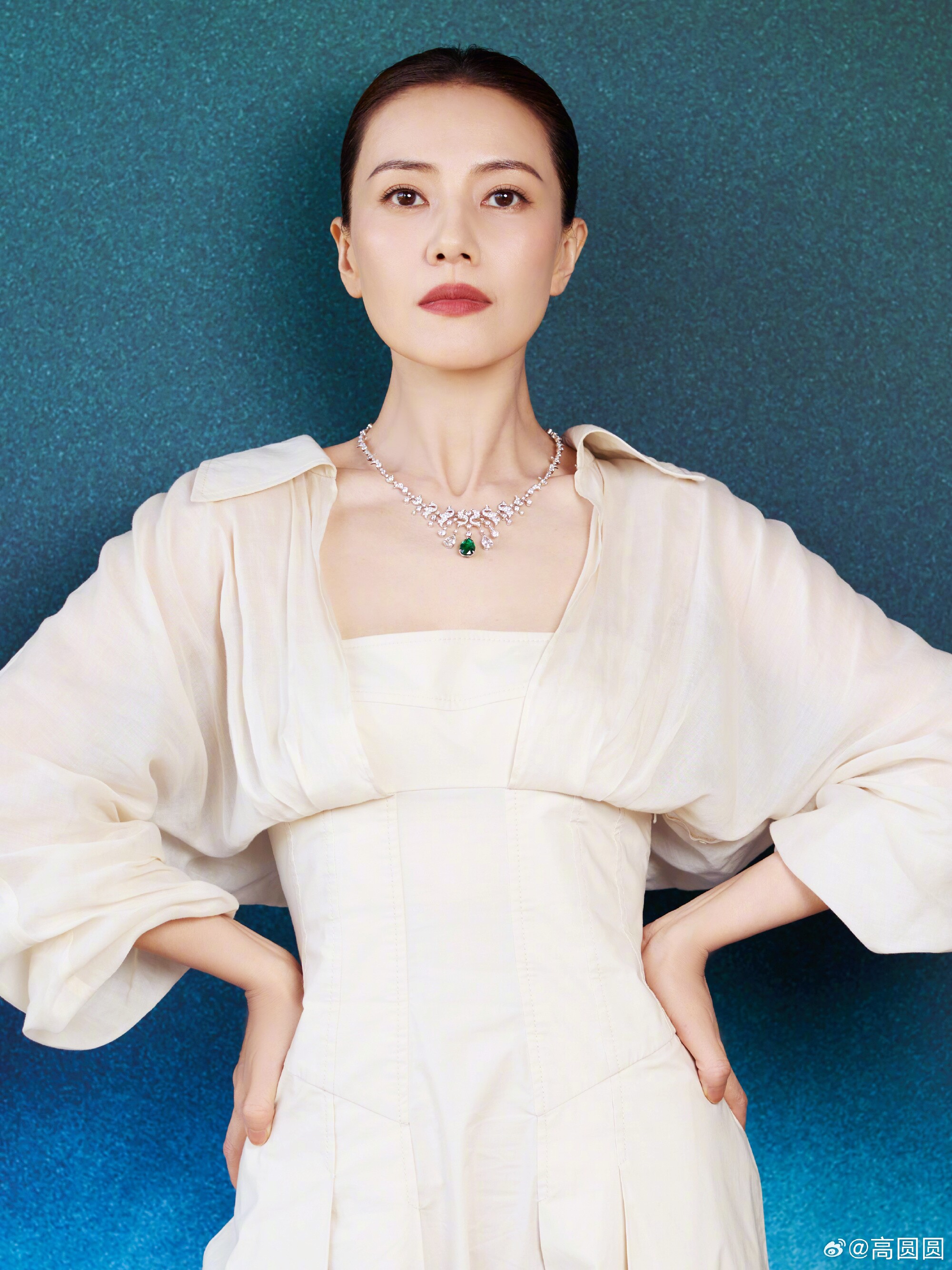 Ở tuổi 45, Cao Viên Viên vẫn giữ được vẻ đẹp thanh thoát, thần thái sang trọng và làn da căng mịn, xứng danh “nữ thần không tuổi” của làng giải trí Hoa ngữ.