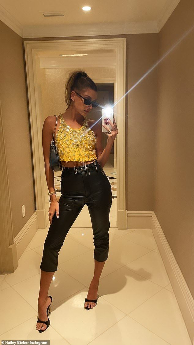 Hailey Bieber khéo phối đồ với 3 xu hướng hot nhất chỉ trong một bộ trang phục - 3