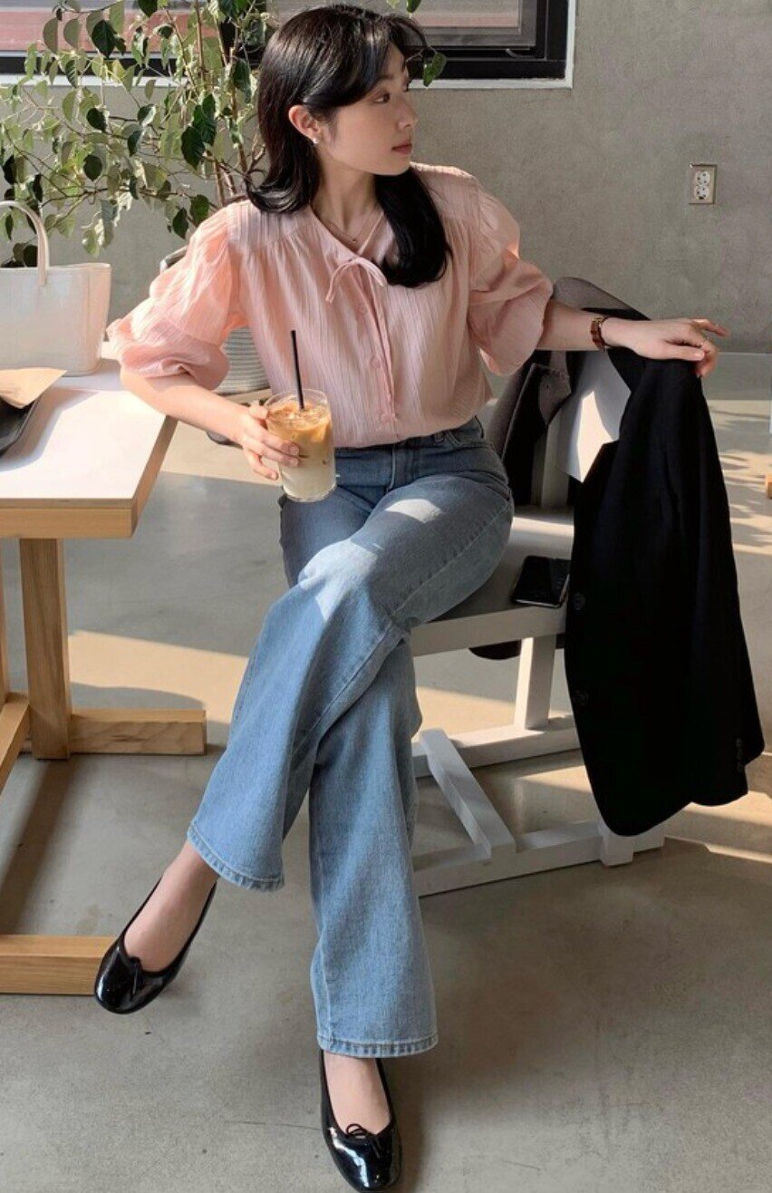Áo blouse được phụ nữ Hàn cực chuộng khi đi làm nhờ vẻ nữ tính, mềm mại nhưng vẫn giữ sự chuyên nghiệp. Với thiết kế tay bồng, cổ nơ hay chất liệu voan nhẹ nhàng, item này giúp phong cách công sở trở nên sang trọng, duyên dáng mà không còn cứng nhắc như sơ mi truyền thống.