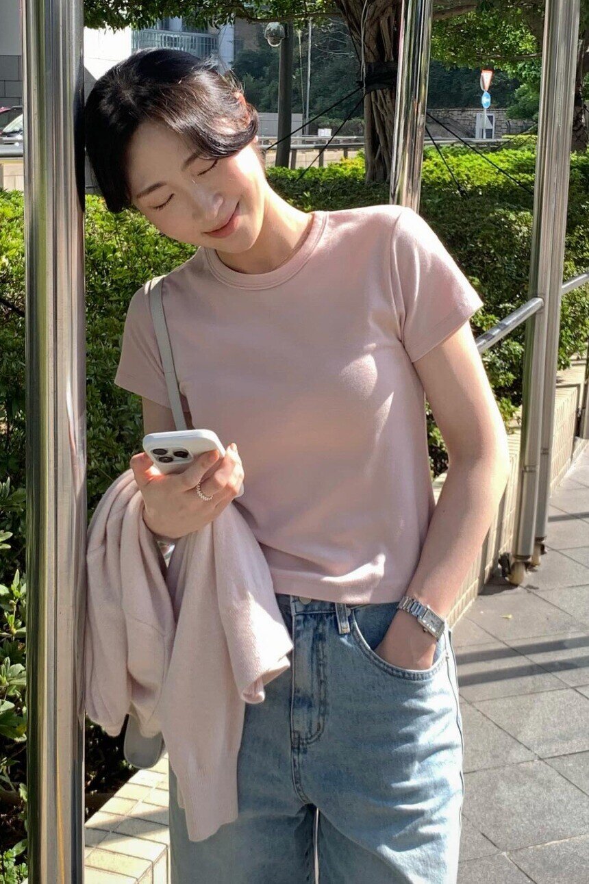 Bỏ ngay áo sơ mi nhàm chán, phụ nữ Hàn đi làm toàn diện 4 kiểu áo này: Nhìn vừa xinh lại vừa sang - 12