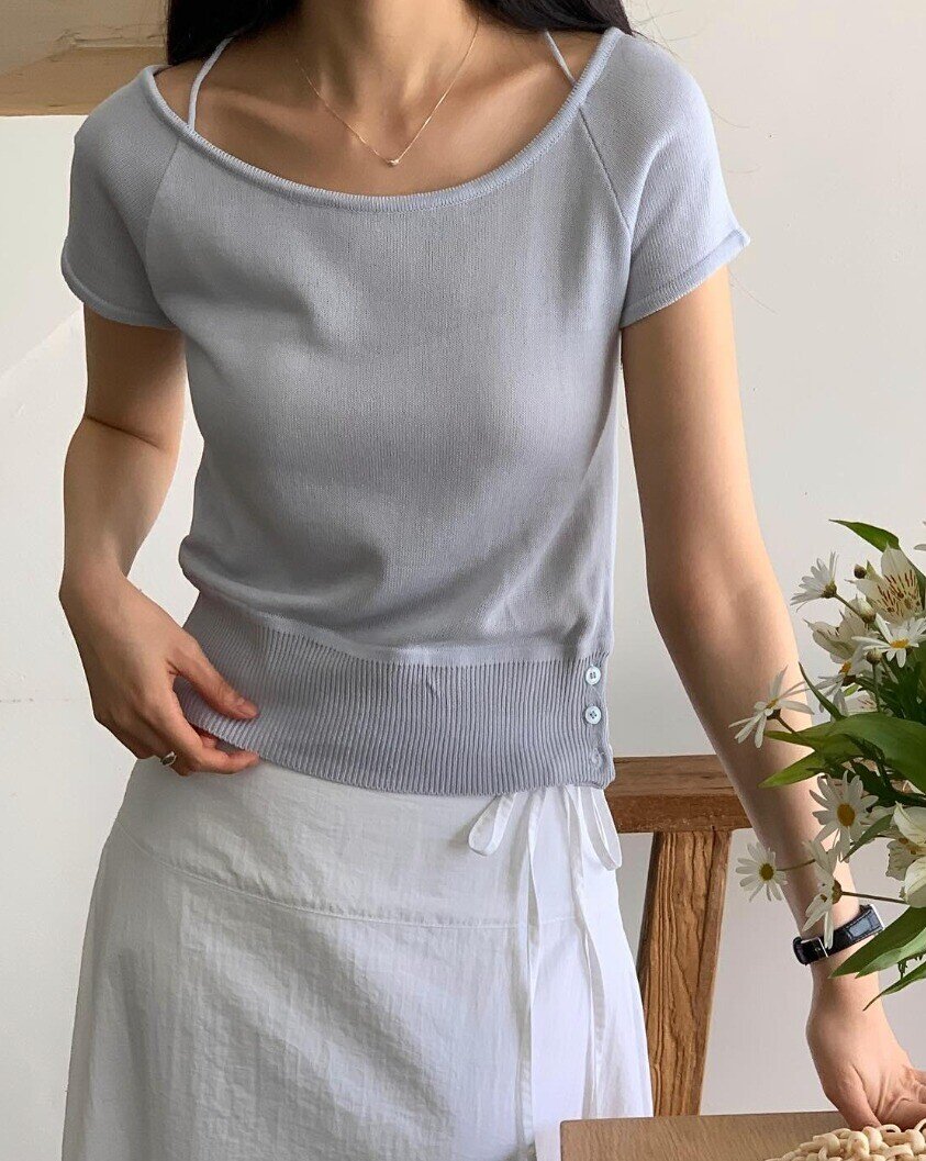 Áo thun là item cơ bản nhưng không bao giờ lỗi mốt, đặc biệt khi diện đi làm theo cách tinh tế của phụ nữ Hàn. Chọn dáng trơn màu pastel hay trung tính, mix cùng blazer hoặc quần tây, bạn sẽ có ngay outfit công sở trẻ trung, gọn gàng mà vẫn chuyên nghiệp.