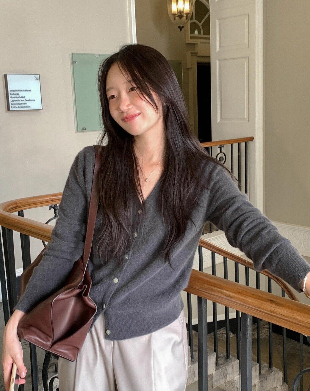 Bỏ ngay áo sơ mi nhàm chán, phụ nữ Hàn đi làm toàn diện 4 kiểu áo này: Nhìn vừa xinh lại vừa sang - 3