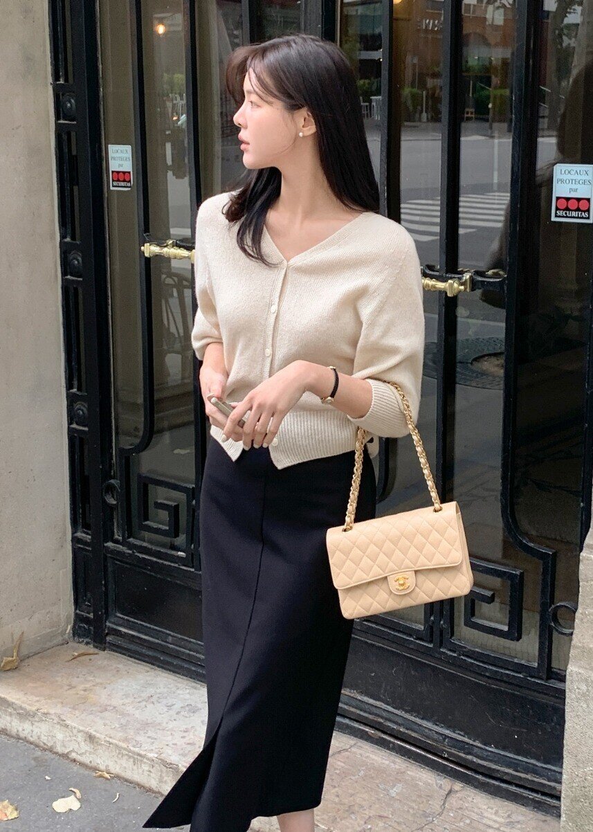 Áo len mỏng đang được phụ nữ Hàn cực mê khi diện đi làm, vừa giữ ấm nhẹ nhàng vừa tạo vẻ thanh lịch hơn hẳn sơ mi truyền thống. Bên cạnh đó, áo thun dài tay, blouse hay áo phông trơn cũng là lựa chọn chuẩn chỉnh giúp style công sở luôn mới mẻ, trẻ trung.