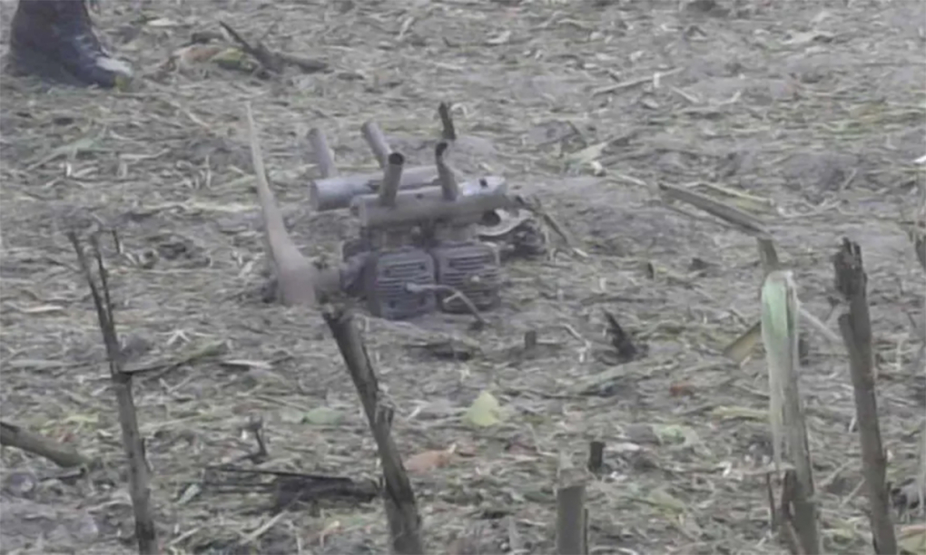 Động cơ UAV được cho là của Nga tại cánh đồng ngô ở làng Osiny, Ba Lan ngày 19/8. Ảnh: 7DNI