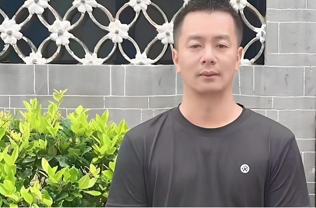 Zhou trả lại tiền cho khách chuyển nhầm. Ảnh: cqnews.net