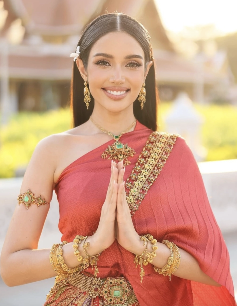 Người đẹp thường xuyên diện trang phục truyền thống Thái Lan khi tham gia các hoạt động quảng bá văn hoá.