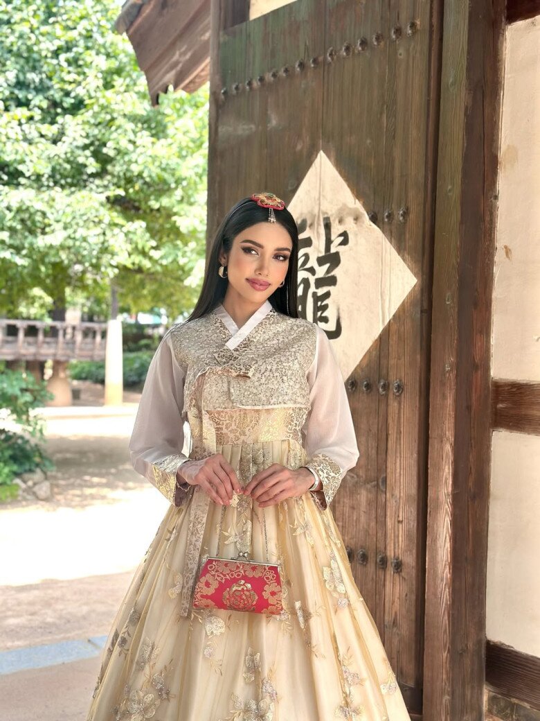 Người đẹp thi Hoa hậu 4 lần mới đăng quang: Từng kiếm gần 3 tỷ chỉ trong một tiếng, cao 1m78, body amp;#34;căng trànamp;#34; đẹp mướt mắt - 4