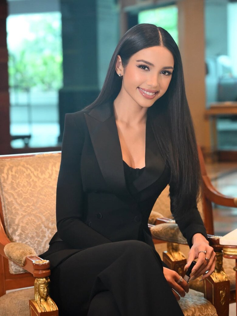 Gu thời trang gợi cảm, tôn triệt để đường cong gợi cảm của Miss Universe Thailand 2025.