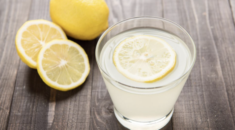 Nước chanh ấm buổi sáng giúp kích hoạt hệ tiêu hóa, hỗ trợ đốt mỡ bụng và làm sạch đường ruột. Giàu vitamin C, thức uống này tăng sức đề kháng, thúc đẩy sản sinh collagen cho làn da săn chắc, căng mịn. Kết hợp nước ấm còn giúp cơ thể hấp thụ dưỡng chất hiệu quả hơn.