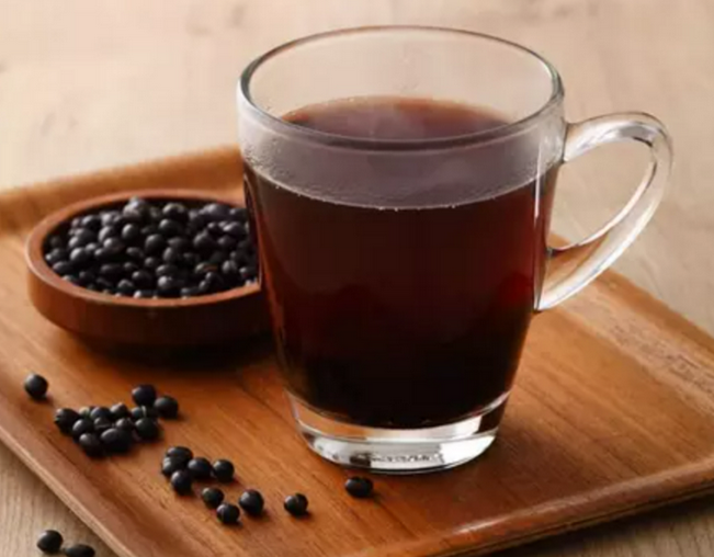 zước đậu đen rang buổi sáng giúp thanh lọc cơ thể, hỗ trợ tiêu hóa và giảm mỡ bụng hiệu quả. Với hàm lượng chất xơ, protein thực vật cùng anthocyanin chống oxy hóa, loại nước này không chỉ giúp no lâu, hạn chế nạp calo mà còn nuôi dưỡng làn da sáng mịn, tươi trẻ.