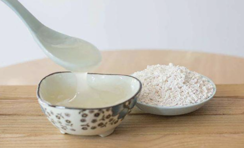 Nước bột sắn dây buổi sáng có tác dụng thanh nhiệt, giải độc và làm mát cơ thể. Nhờ chứa isoflavone, thức uống này giúp cân bằng nội tiết tố, hỗ trợ giảm mụn, cho làn da sáng mịn, hồng hào. Uống đều đặn còn cải thiện tuần hoàn máu, giúp cơ thể khỏe khoắn, tinh thần sảng khoái.