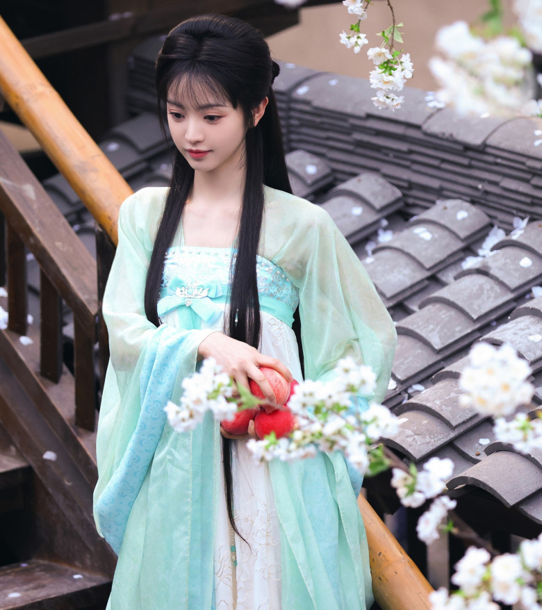 Phải tới bộ phim cổ trang Khanh Khanh Nhật Thường, tên tuổi của Điền Hi Vi mới đến gần hơn với khán giả.