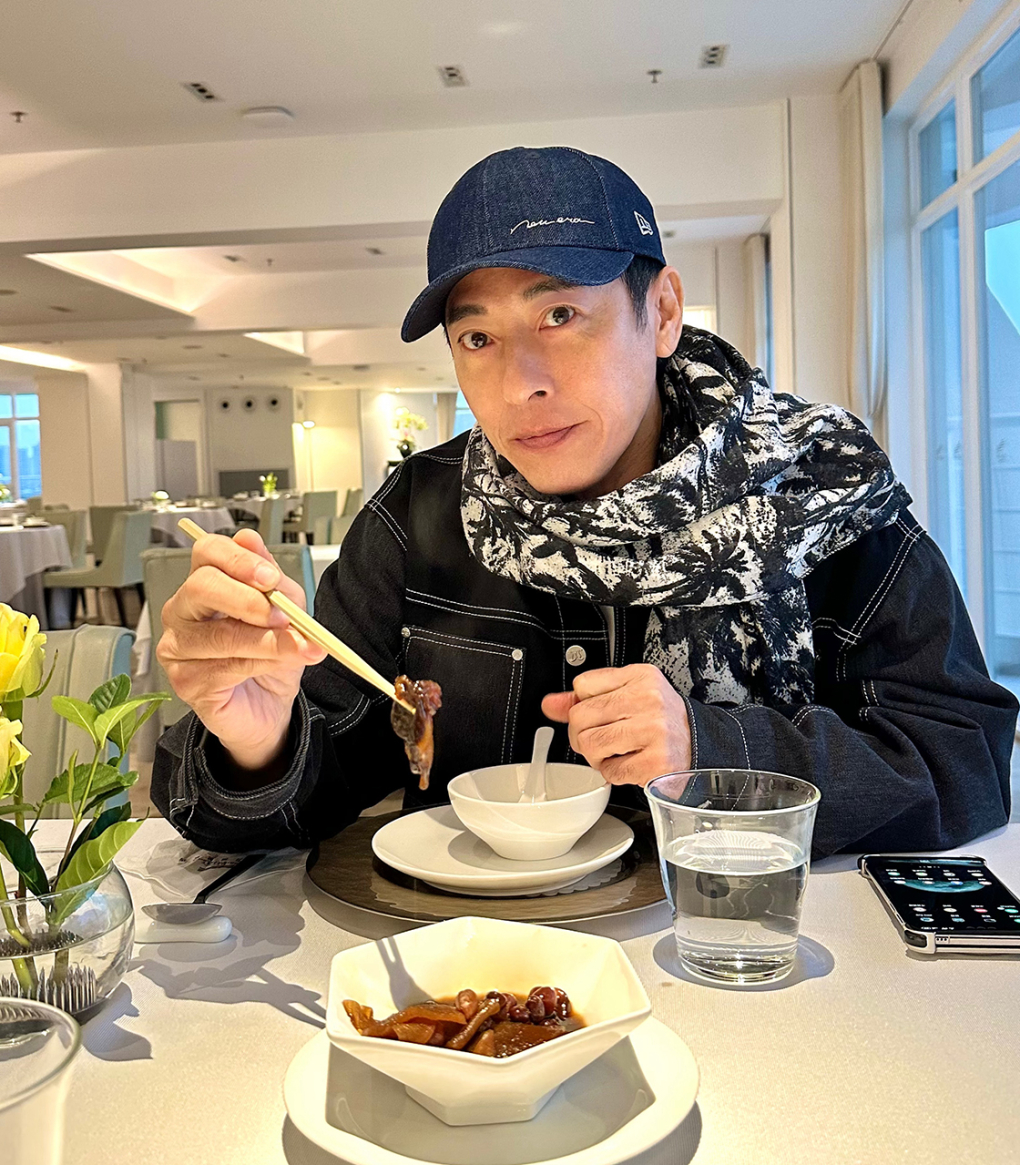 Lữ Tụng Hiền tại một cửa hàng chay hồi tháng 3. Ảnh: Weibo