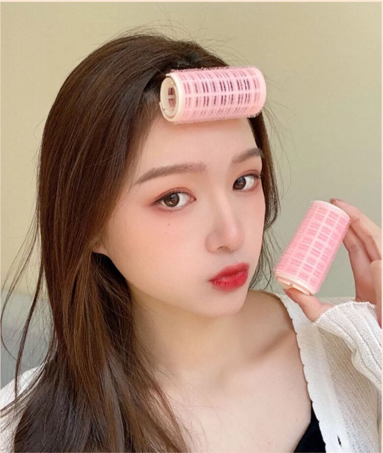 Cuốn lô là bí quyết quen thuộc được nhiều chị em áp dụng để giúp chân tóc bồng bềnh và dày dặn hơn.